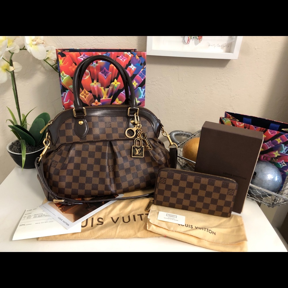 Authentic Louis Vuitton large Zippy wallet Damier